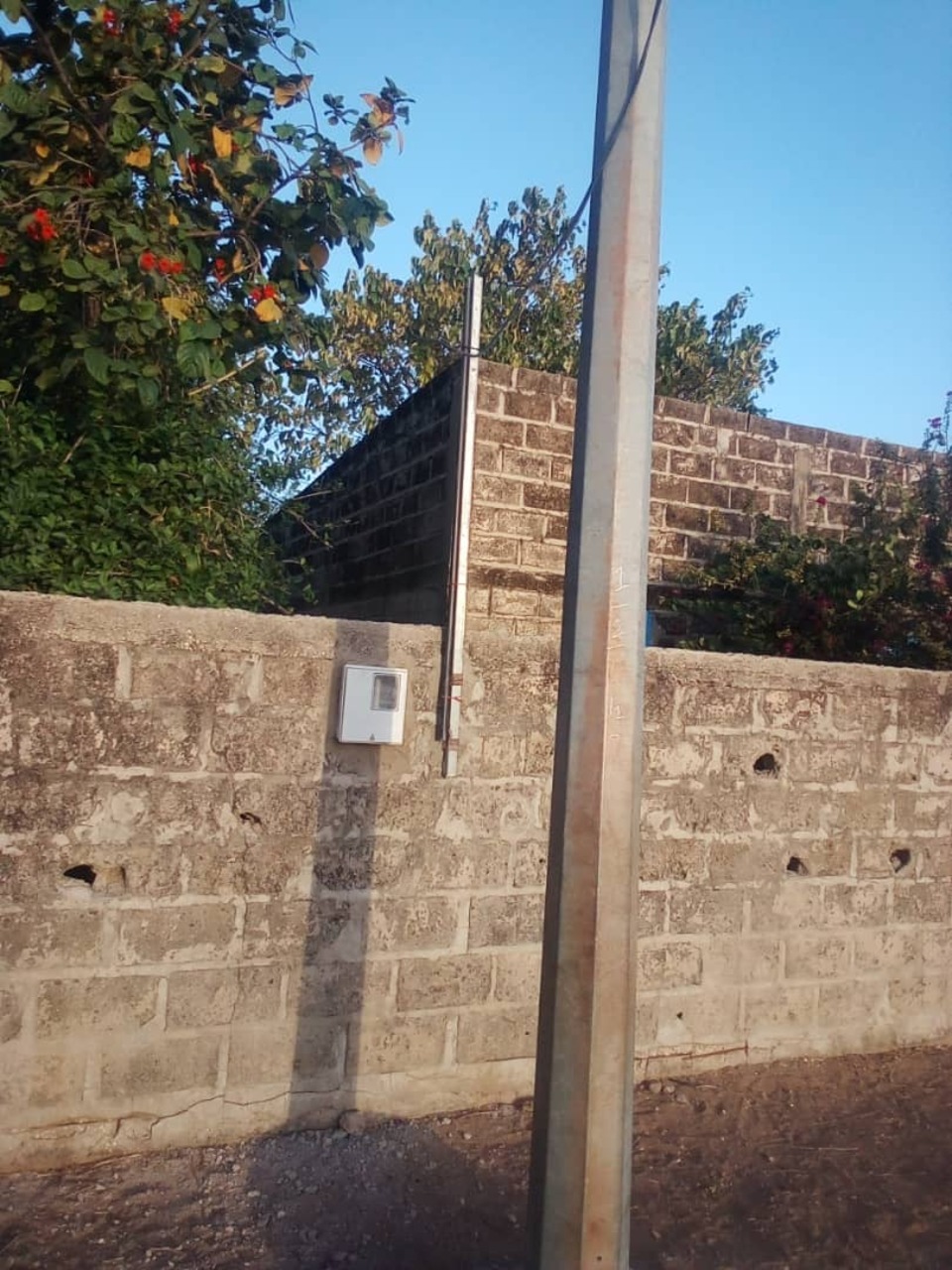 Nieuwe electriciteitsmeter aan de school Nieuwe electriciteitsmeter aan de school