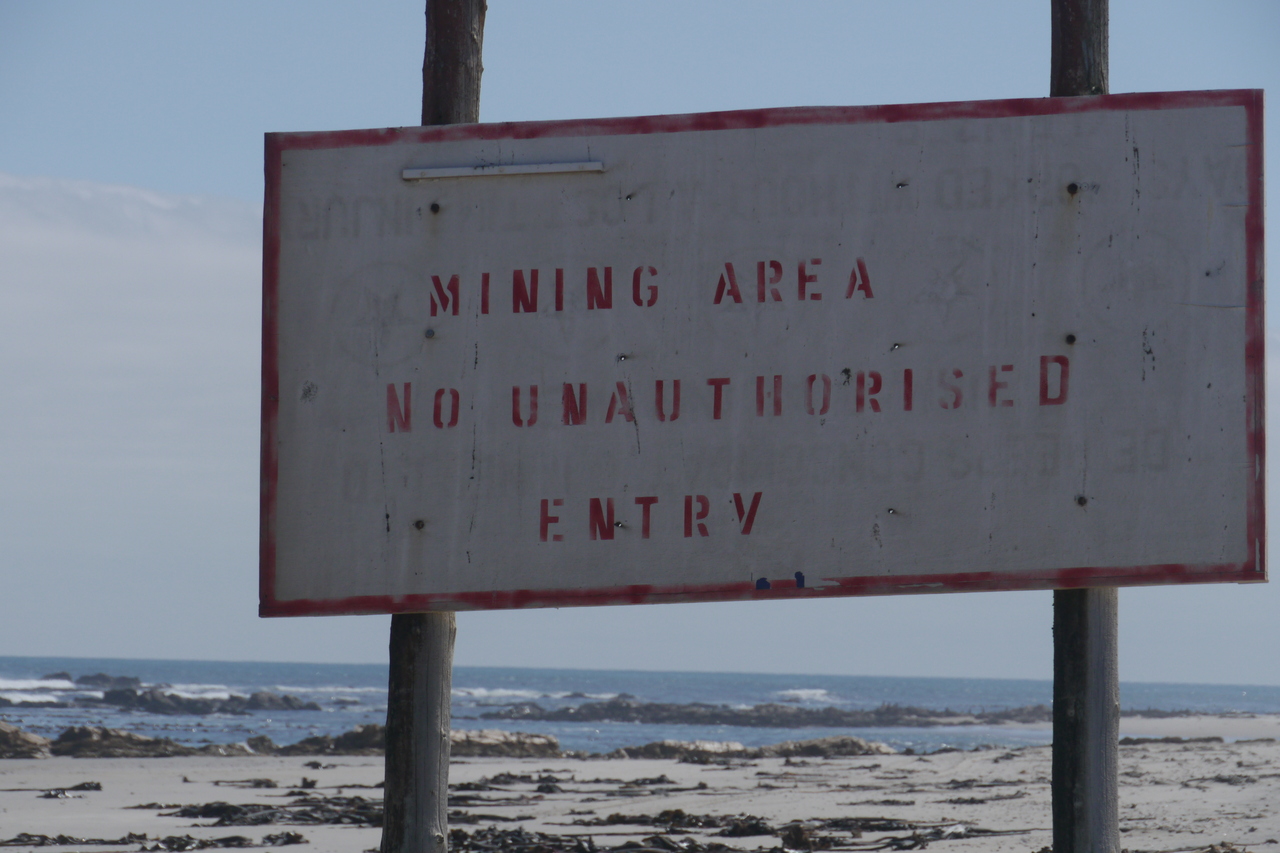 Een heel stuk van de kust is ontoegankelijk