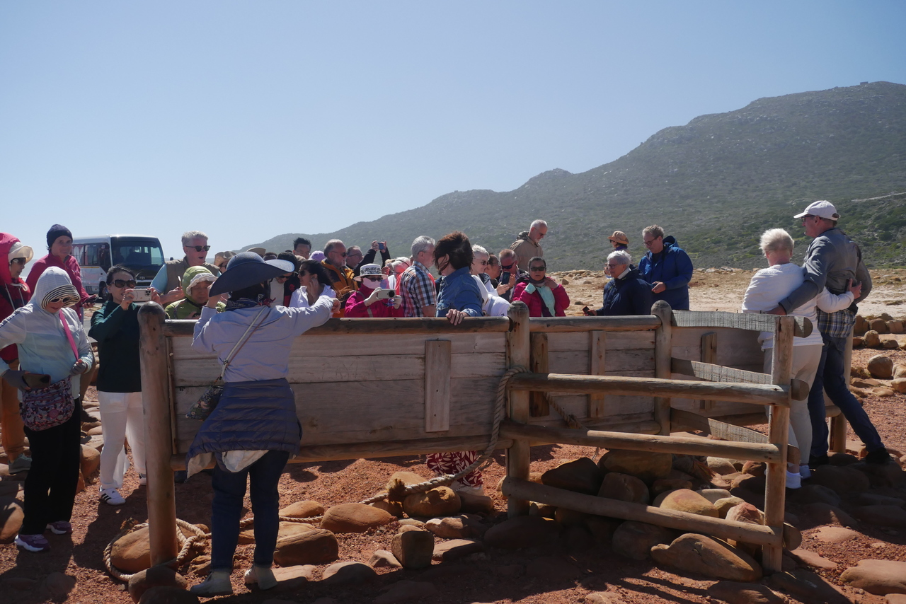 Drukte bij een bord aan het einde van Afrika